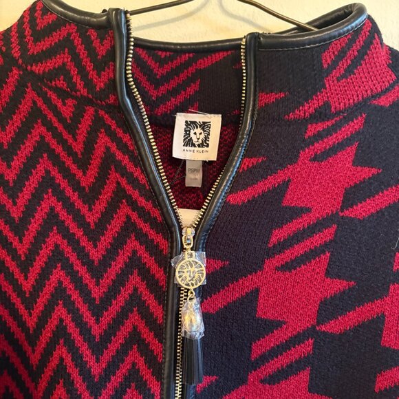 NWT Titan Red Zip Front Cape - Picture 3 of 4